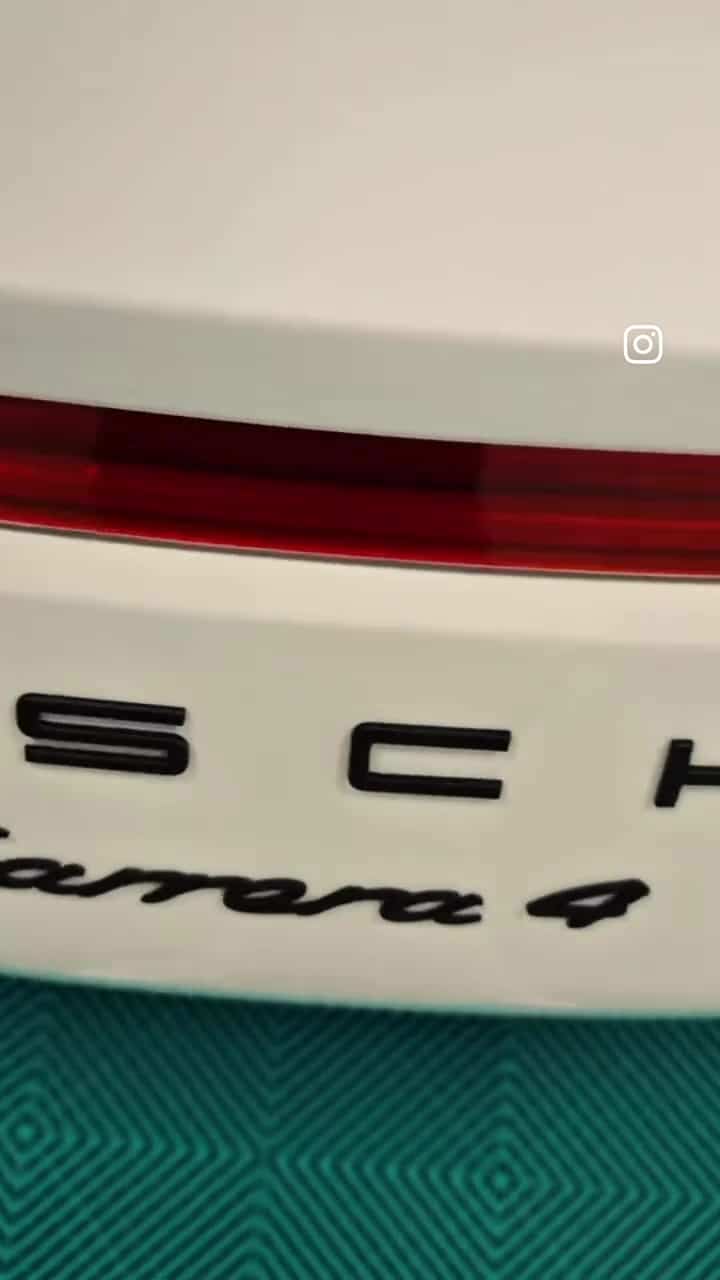 Détail du feu arrière et de l’inscription Targa 4 sur une Porsche blanche