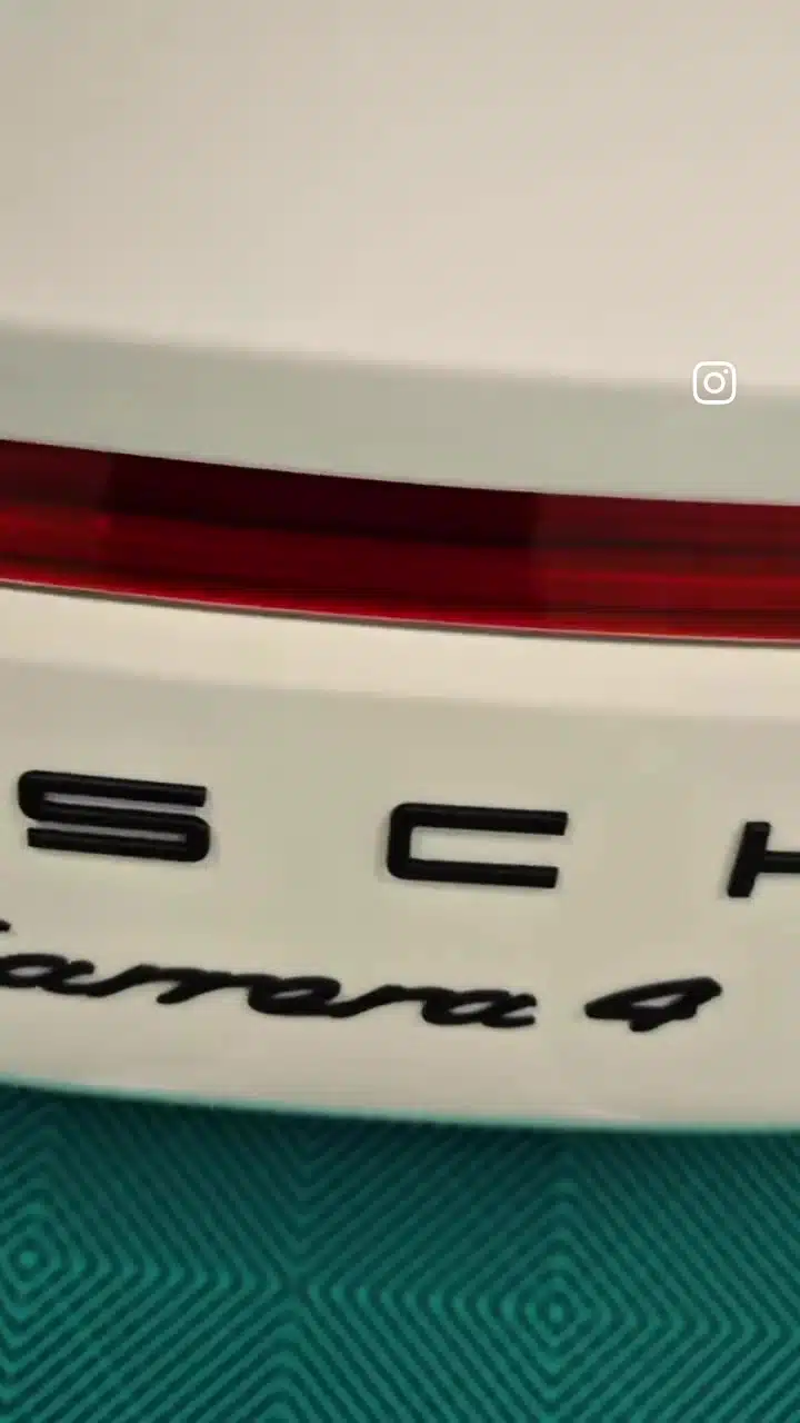 Détail du feu arrière et de l’inscription Targa 4 sur une Porsche blanche
