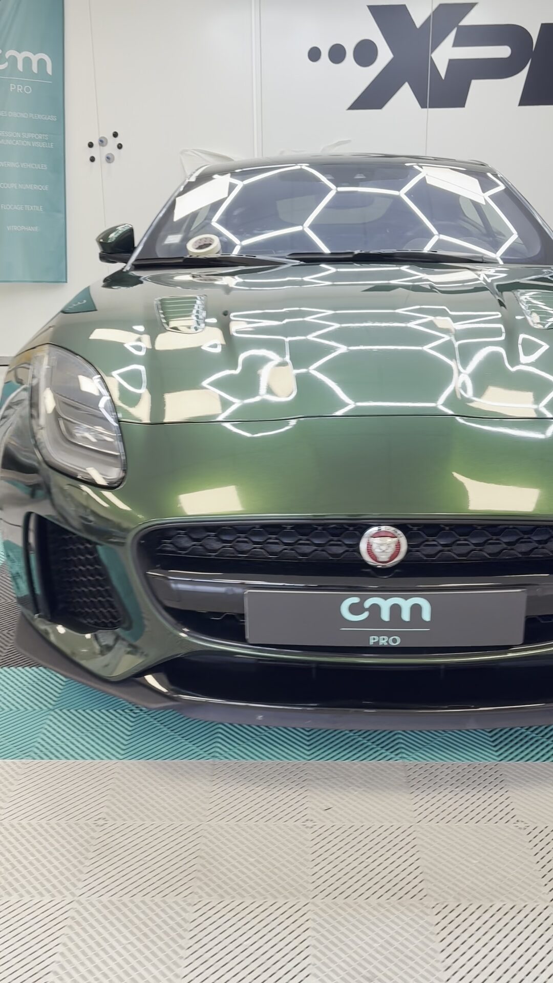 Jaguar au covering vert vue de face dans l’atelier CMPRO