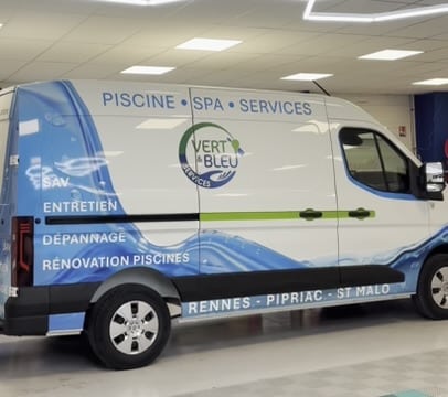 Marquage bleu et vert du véhicule utilitaire Vert Bleu, spécialiste piscine et spa