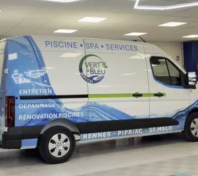 Marquage bleu et vert du véhicule utilitaire Vert Bleu, spécialiste piscine et spa