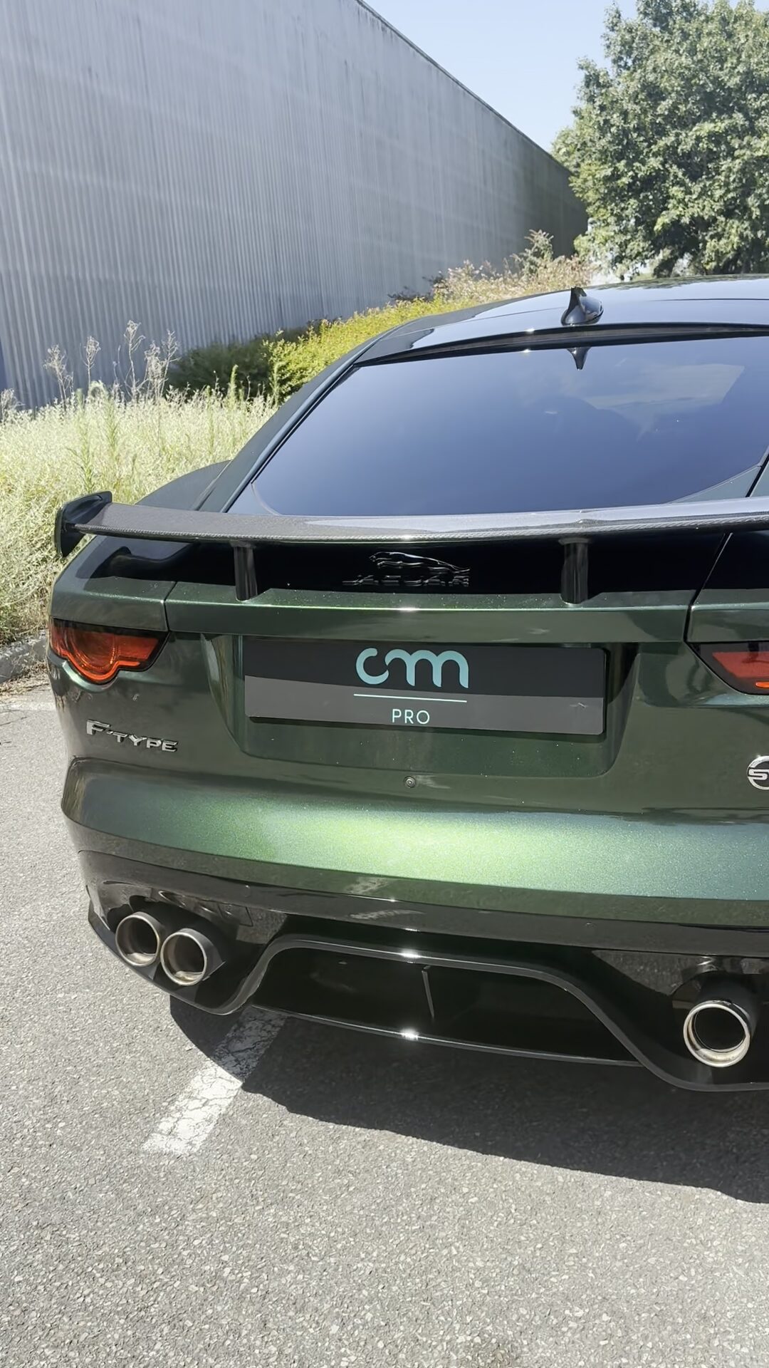 Vue arrière de la Jaguar au covering vert avec plaque CMPRO