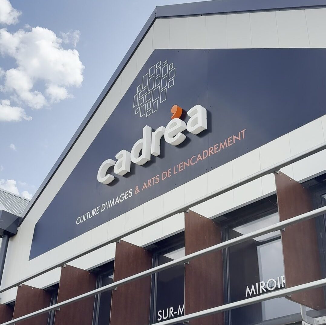 Enseigne CADREA en lettres en relief sur la façade du magasin
