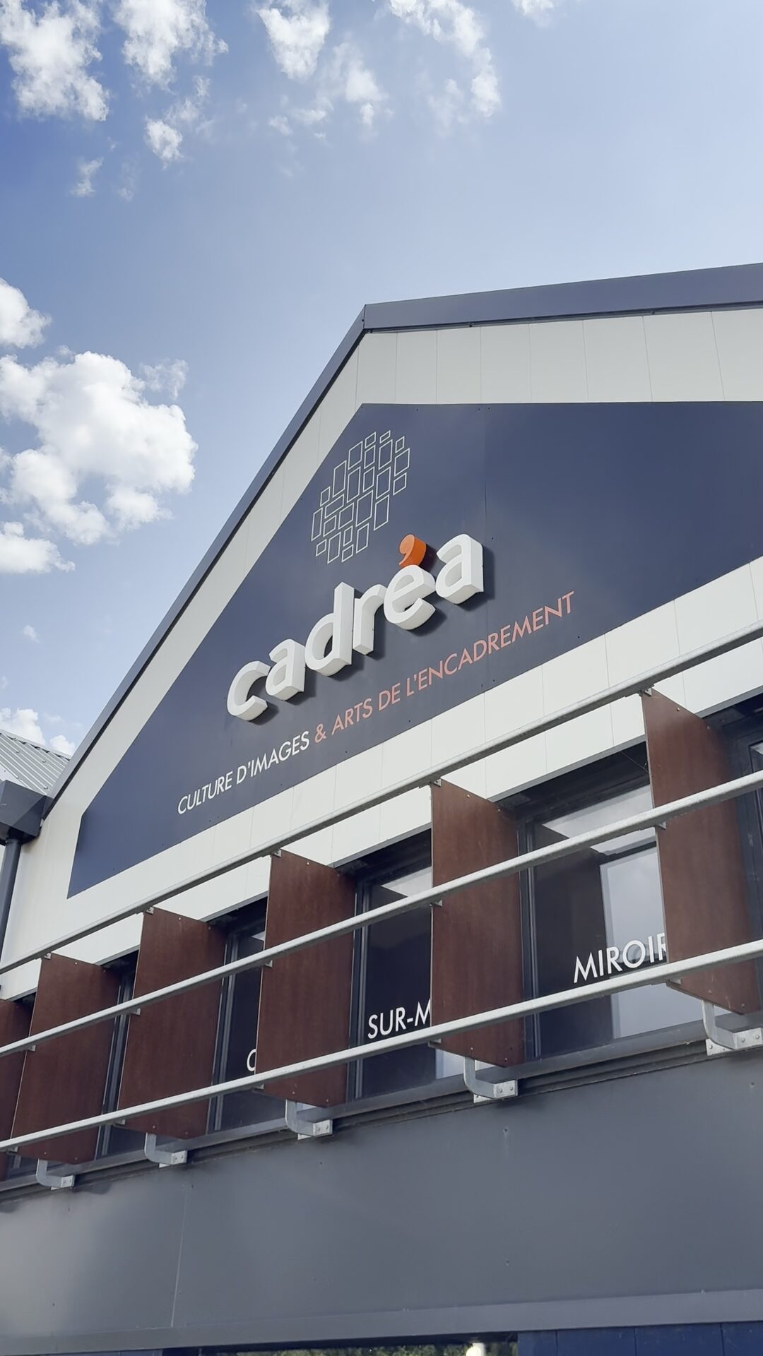 Enseigne CADREA en lettres en relief sur la façade du magasin