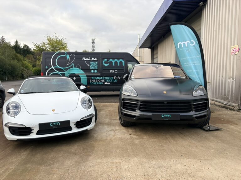Porsche blanche et Porsche Cayenne noir mat devant l’utilitaire CMPRO et l’atelier de Guichen